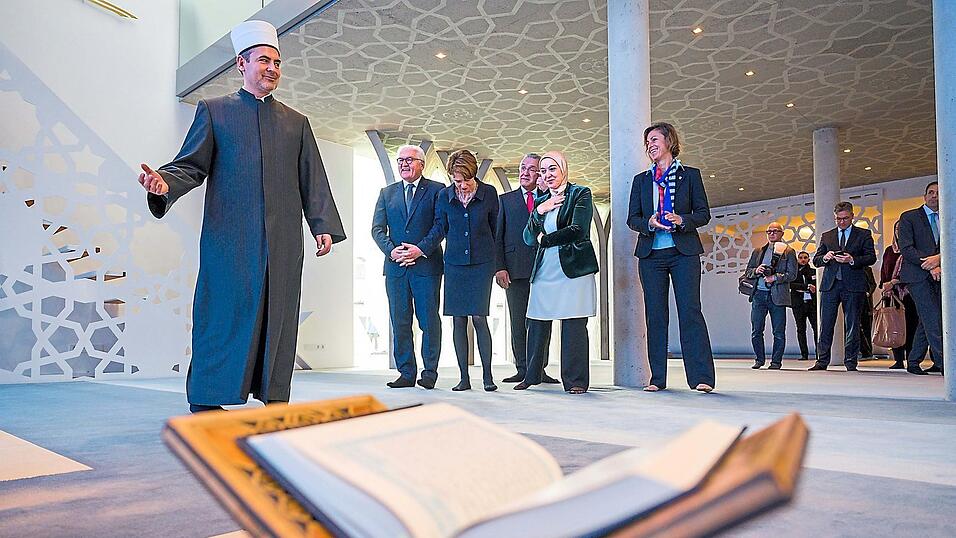 Vor einem Jahr begr&uuml;&szlig;te Benjamin Idriz in der Penzberger Moschee (v. li. n. re.) Bundespr&auml;sident Frank-Walter Steinmeier, Elke B&uuml;denbender, Joachim Herrmann und weitere G&auml;ste.