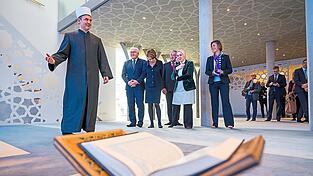 Vor einem Jahr begr&uuml;&szlig;te Benjamin Idriz in der Penzberger Moschee (v. li. n. re.) Bundespr&auml;sident Frank-Walter Steinmeier, Elke B&uuml;denbender, Joachim Herrmann und weitere G&auml;ste.