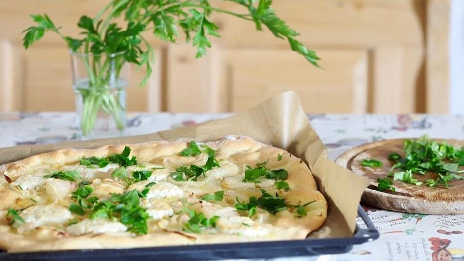 Pizza mit karamellisierten Ziegenkäse
