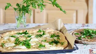 Pizza mit karamellisierten Ziegenkäse