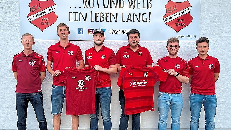 Besiegeln die Partnerschaft zwischen den beiden Vereinen: SV-Abteilungsleiter Mathias Heigl, zweiter SV-Vorsitzender Andreas M&uuml;hlbauer, FC-Vorsitzender Sebastian Kuchler, FC-Vorstandsmitglied Florian Kuchler, SV-Vorsitzender Johannes Drexler und der sportliche Leiter des SV, Dominik Irlbeck (von links).