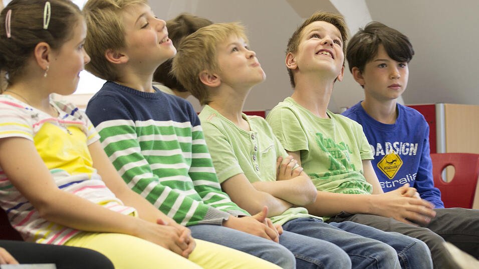 Sehr interessiert hörten die Viertklässler der Grundschule Neukirchen den Erzählungen der Straubinger Redakteurin Tanja Pfeffer zu. Lena Eibl, Praktikantin in der Jugendredaktion, hielt die Schulstunde in Bildern fest. Sehr interessiert hörten die Viertklässler der Grundschule Neukirchen den Erzählungen der Straubinger Redakteurin Tanja Pfeffer zu. Lena Eibl, Praktikantin in der Jugendredaktion, hielt die Schulstunde in Bildern fest.