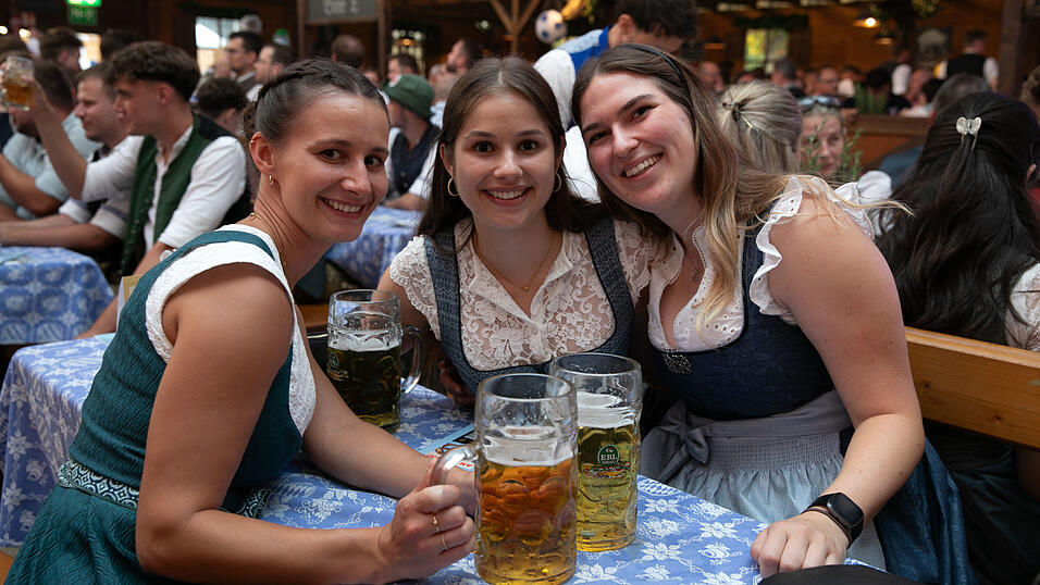 Die Partybilder vom Montag, 11. August, aus dem Festzelt Wenisch. Die Partybilder vom Montag, 11. August, aus dem Festzelt Wenisch.