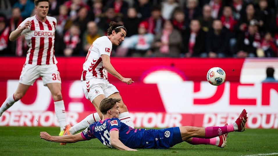 Kacper Potulski vom FSV Mainz 05 kl&auml;rt einen Schuss von K&ouml;lns Jakub Kaminski.