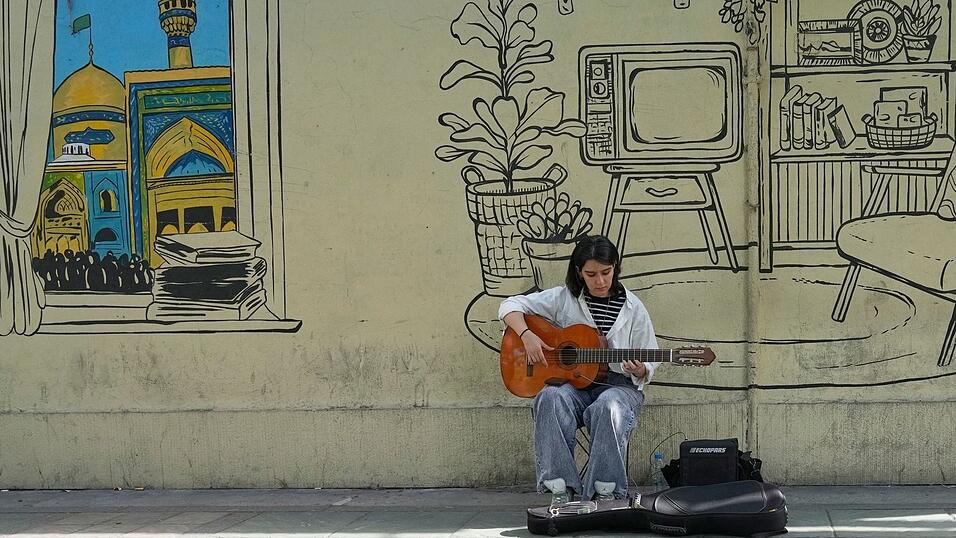 Dank der aktuellen Waffenruhe stellt sich in den Stra&szlig;en Teherans auch wieder ein gewisser Alltag ein - doch viele bef&uuml;rchten, dass der Krieg noch nicht vorbei ist. (Archivbild)