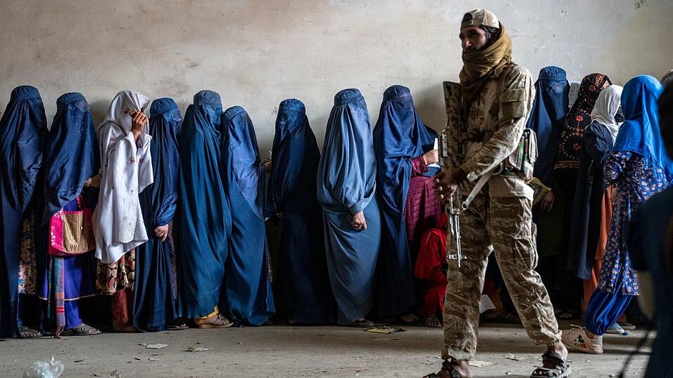 Kleiderregelungen für Frauen werden zusehends drastischer durchgesetzt. (Archivbild) Kleiderregelungen für Frauen werden zusehends drastischer durchgesetzt. (Archivbild)
