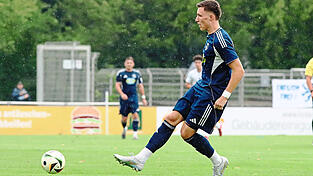Yannick Justvan kehrte im Sommer vom FC Dingolfing zurück zur „Spiele“ und ist dort aus der starken Defensive überhaupt nicht mehr wegzudenken. Yannick Justvan kehrte im Sommer vom FC Dingolfing zurück zur „Spiele“ und ist dort aus der starken Defensive überhaupt nicht mehr wegzudenken.