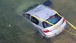Die Einsatzkr&auml;fte mussten am Dienstagvormittag ein Auto aus der Isar ziehen.
