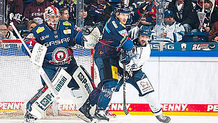 Die Straubing Tigers - hier Skyler McKenzie (r.) - unterliegen am Sonntag in Berlin auch deshalb mit 2:4, weil Eisbären-Keeper Jonas Stettmer (l.), ein gebürtiger Straubinger, einen sehr guten Tag hat.