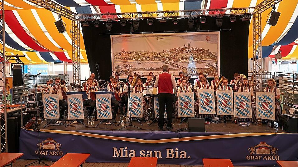 Die Stadtkapelle unter Leitung von Heinrich Troiber.