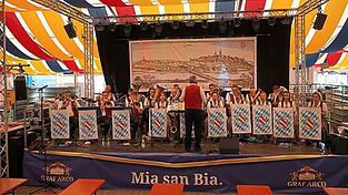 Die Stadtkapelle unter Leitung von Heinrich Troiber.