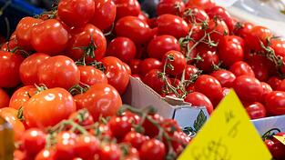 Verbraucher spüren beim Einkauf die gestiegenen Lebensmittelpreise. Verbraucher spüren beim Einkauf die gestiegenen Lebensmittelpreise.