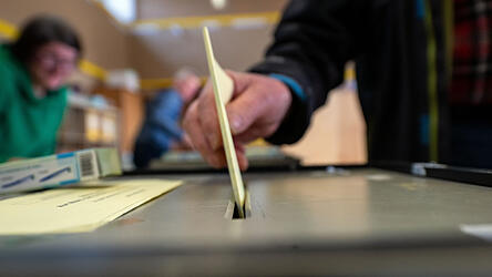 Die Wahlbeteiligung ist auf 65 Prozent gestiegen.