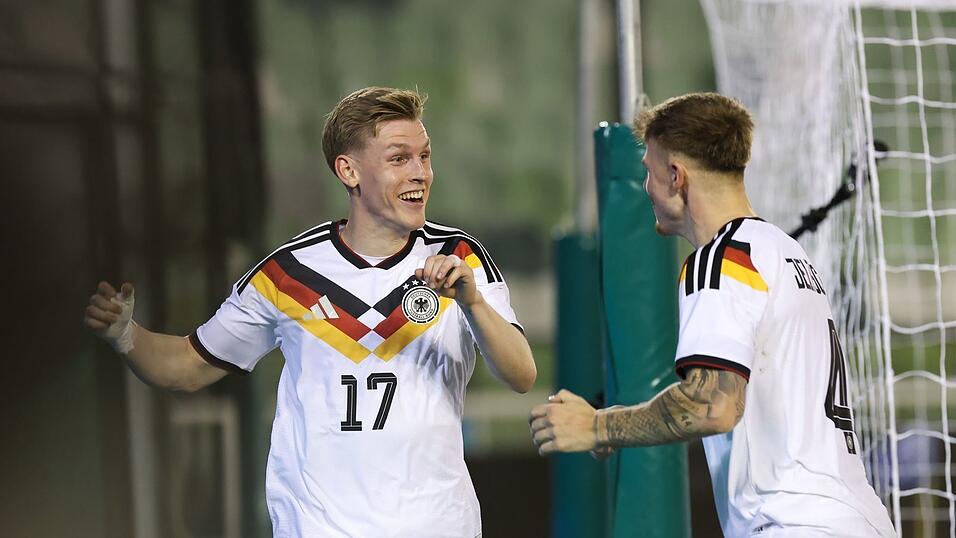 Anton Kade (l) bejubelt sein erstes Tor f&uuml;r die U21 gegen Griechenland.