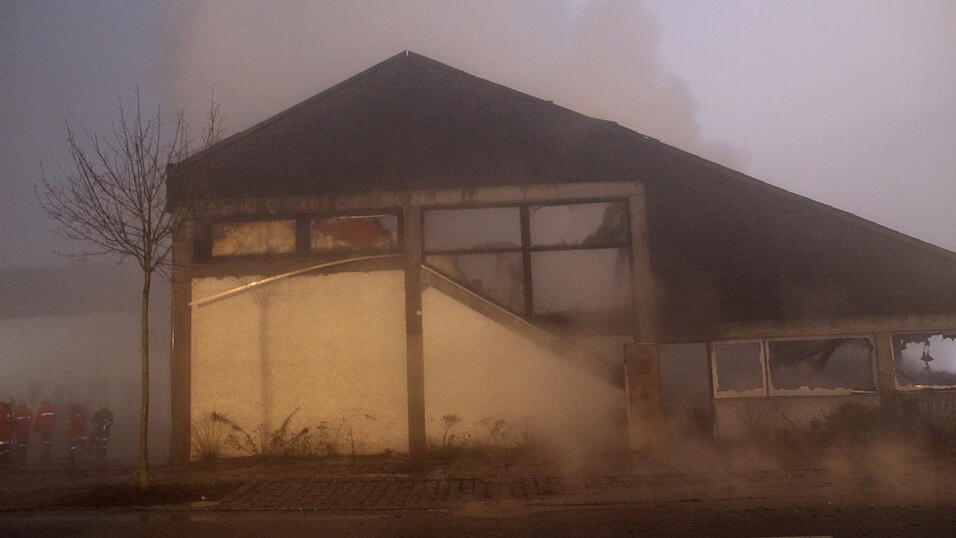 Die Kultdisko Penker in Ascha ist am frühen Mittwochmorgen in Flammen aufgegangen. Die Kultdisko Penker in Ascha ist am frühen Mittwochmorgen in Flammen aufgegangen.