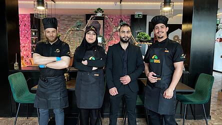 Fooad Zain Aldeen (2.v.r) und sein Team haben das &bdquo;Lam Dong 5&ldquo; er&ouml;ffnet.