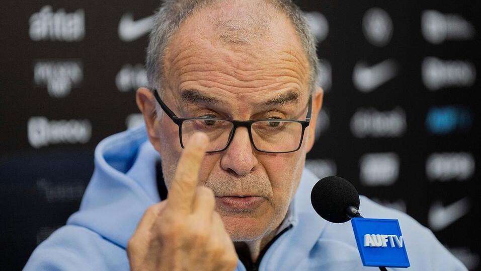 Uruguays Team um Trainer Marcelo Bielsa erreichte seinen Spielort Miami erst mit erheblicher Verspätung. (Archivbild) Uruguays Team um Trainer Marcelo Bielsa erreichte seinen Spielort Miami erst mit erheblicher Verspätung. (Archivbild)