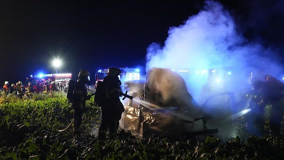Das Auto fing nach dem Unfall Feuer. 