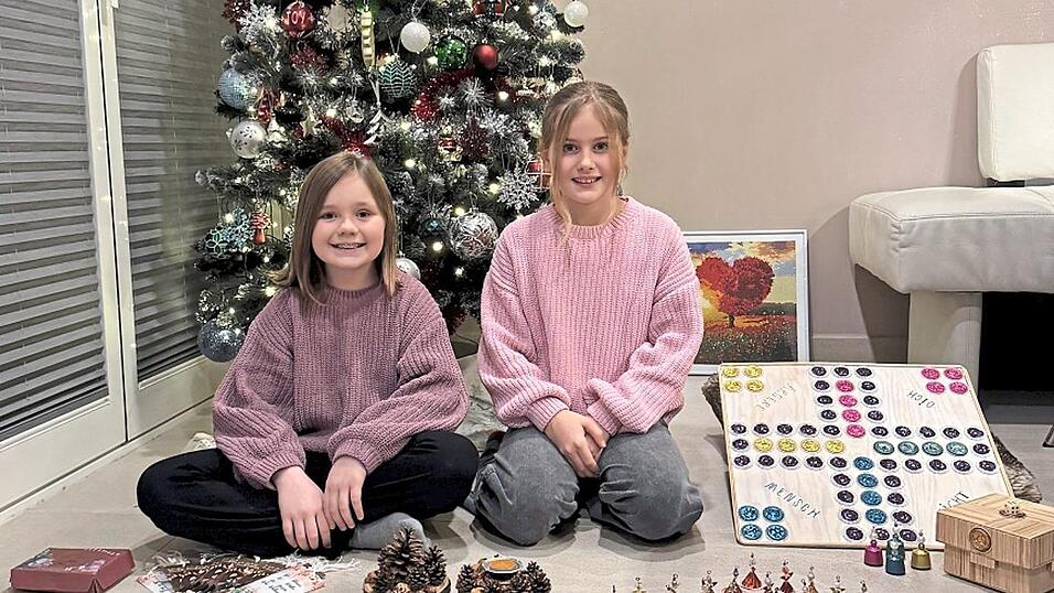 Emily (l.) und Elina bieten auf dem Christkindlmarkt in Kirchroth Bastelsachen an. Der Erl&ouml;s wird gespendet.