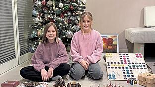 Emily (l.) und Elina bieten auf dem Christkindlmarkt in Kirchroth Bastelsachen an. Der Erlös wird gespendet.