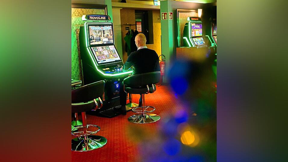 Die analoge Spielhalle mit ihren Automaten gibt es noch - aber das Glücksspiel verlagert sich immer mehr in den virtuellen Raum. Die analoge Spielhalle mit ihren Automaten gibt es noch - aber das Glücksspiel verlagert sich immer mehr in den virtuellen Raum.