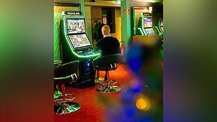 Die analoge Spielhalle mit ihren Automaten gibt es noch - aber das Glücksspiel verlagert sich immer mehr in den virtuellen Raum. Die analoge Spielhalle mit ihren Automaten gibt es noch - aber das Glücksspiel verlagert sich immer mehr in den virtuellen Raum.