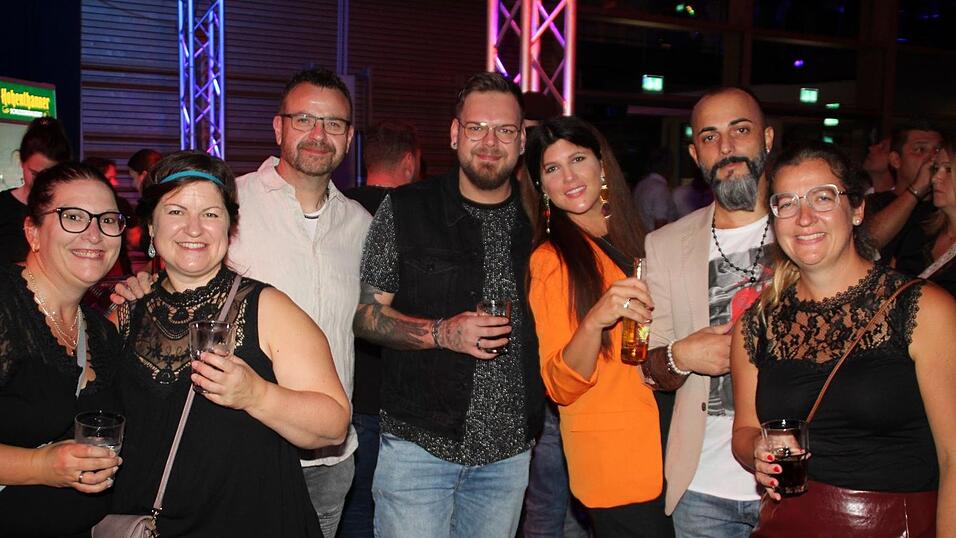 Mit Musik, Getränken und guter Gesellschaft war es ein Mal mehr ein unvergesslicher Eskara-Abend. Mit Musik, Getränken und guter Gesellschaft war es ein Mal mehr ein unvergesslicher Eskara-Abend.