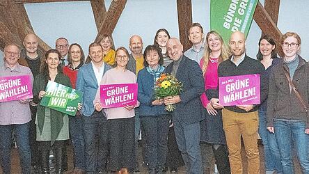 Die Kandidatenliste steht: Das Team und der Bürgermeisterkandidat Wolfgang Höpfl (mit Blumenstrauß) freuen sich auf gewinnbringende Kontakte mit der Bevölkerung.