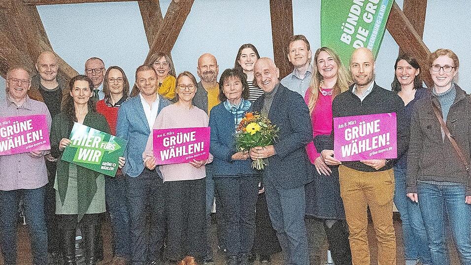 Die Kandidatenliste steht: Das Team und der Bürgermeisterkandidat Wolfgang Höpfl (mit Blumenstrauß) freuen sich auf gewinnbringende Kontakte mit der Bevölkerung. Die Kandidatenliste steht: Das Team und der Bürgermeisterkandidat Wolfgang Höpfl (mit Blumenstrauß) freuen sich auf gewinnbringende Kontakte mit der Bevölkerung.
