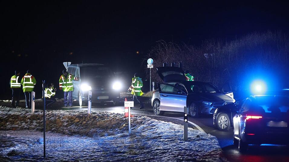 Die Verfolgungsjagd endete mit einem Unfall in Weißenburg in Bayern. Die Verfolgungsjagd endete mit einem Unfall in Weißenburg in Bayern.