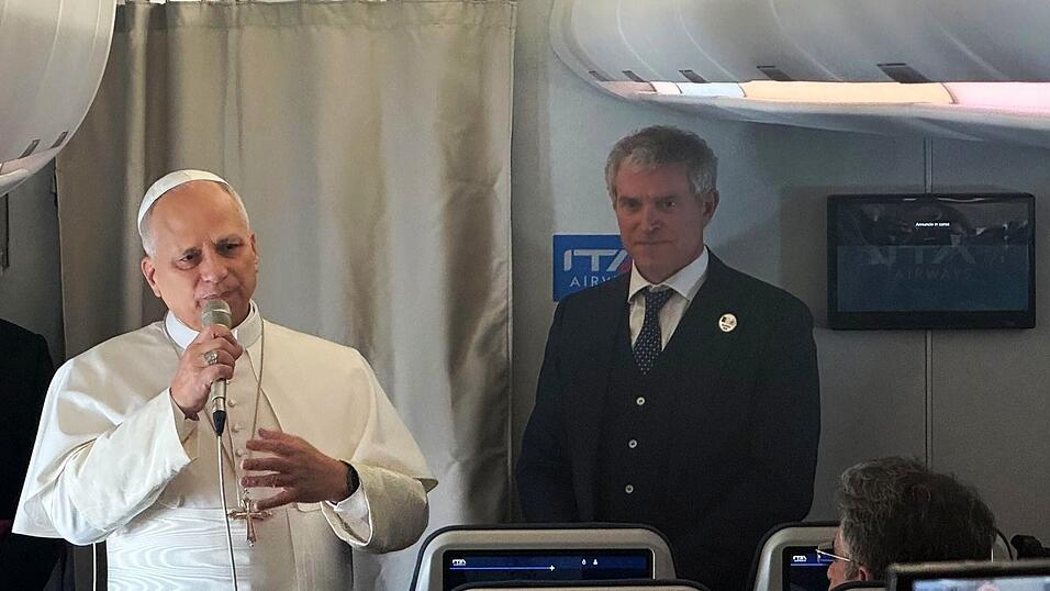 Papst Leo XIV. äußerte sich auf dem Flug nach Algerien vor Journalisten. Papst Leo XIV. äußerte sich auf dem Flug nach Algerien vor Journalisten.