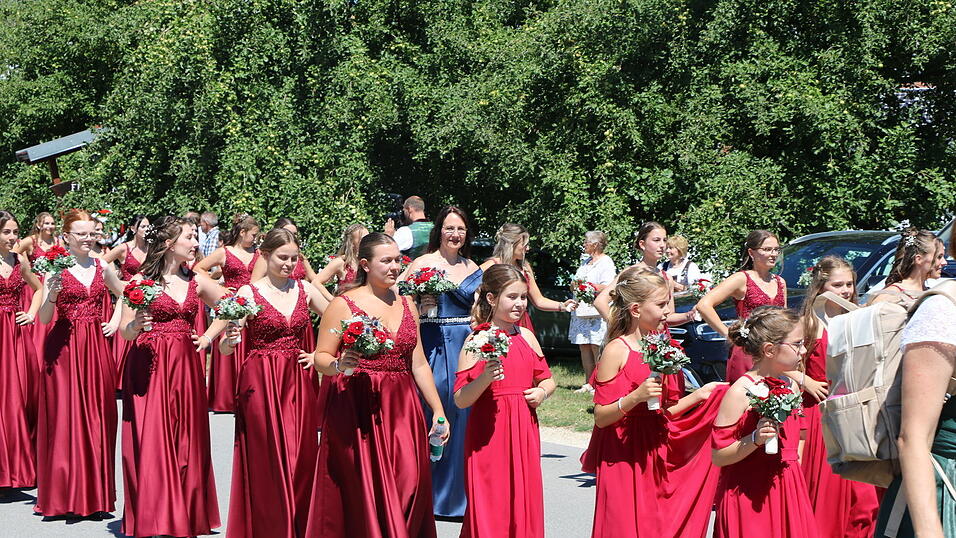 Der Umzug nach der Kirche zum Zelt. Der Umzug nach der Kirche zum Zelt.