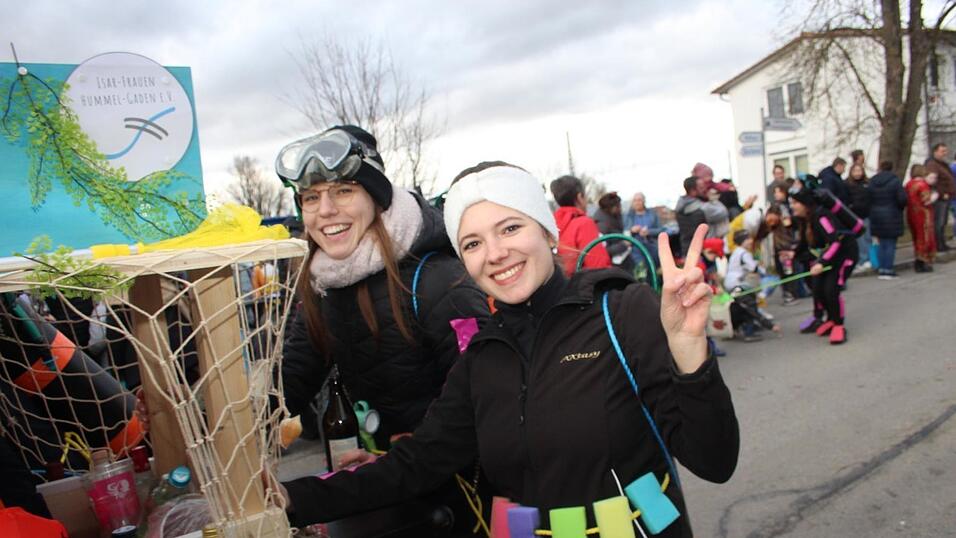 Viele Faschings-Fans haben sich am Samstag den Umzug in Langenbach angesehen. Viele Faschings-Fans haben sich am Samstag den Umzug in Langenbach angesehen.