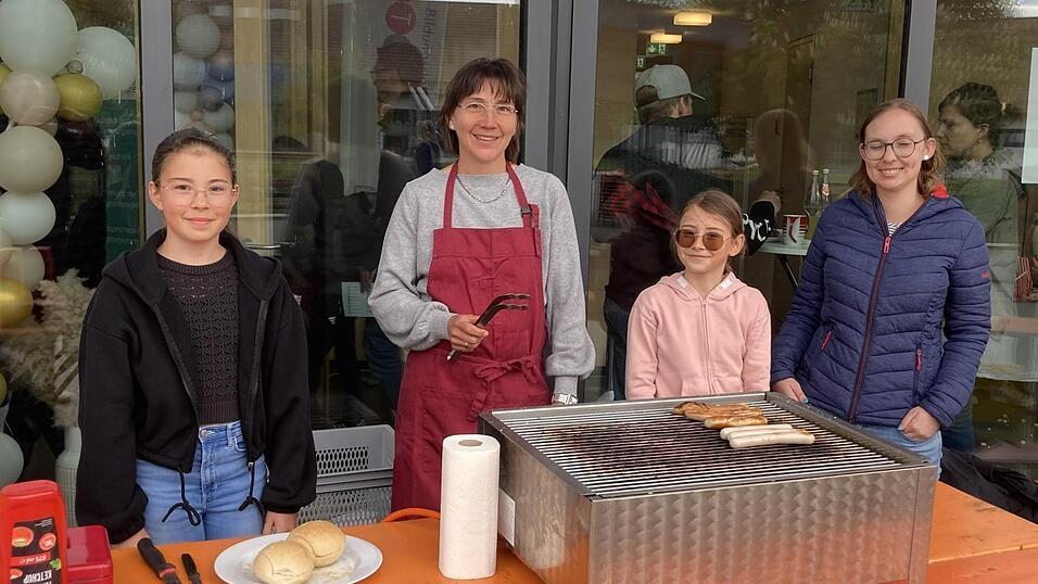 Die Ministrantengruppe aus Chamerau sorgt f&uuml;r das leibliche Wohl der &bdquo;famFair&ldquo;-Besucher.