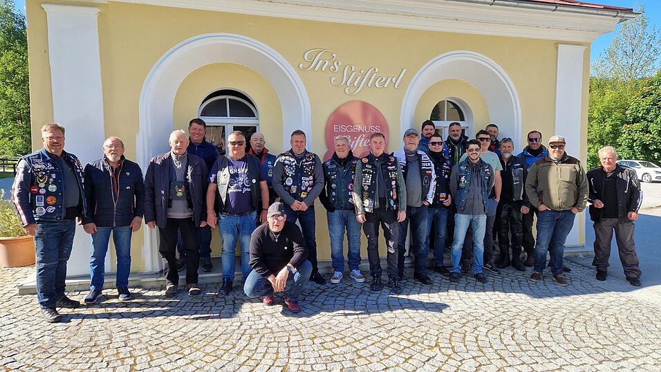 Die Mopedwallfahrer beim Stift Schlägl. :