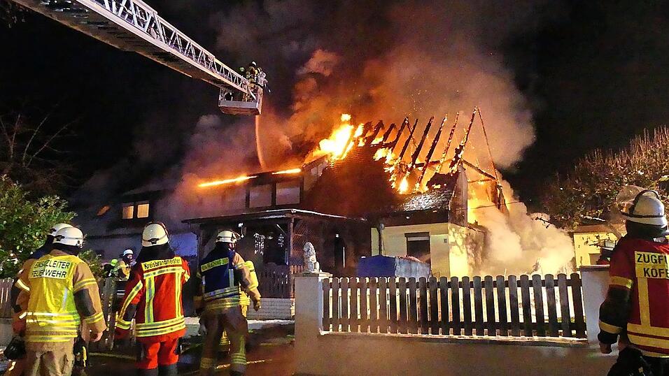 Mit Feuerhaken über eine Drehleiter wurde das weitere Dach geöffnet.
