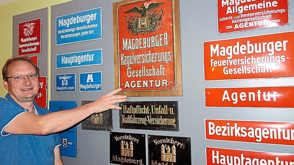 Christoph Ebner mit den Versicherungsschildern seiner Vorfahren, in der Mitte das älteste von Johann Schreiber. Christoph Ebner mit den Versicherungsschildern seiner Vorfahren, in der Mitte das älteste von Johann Schreiber.