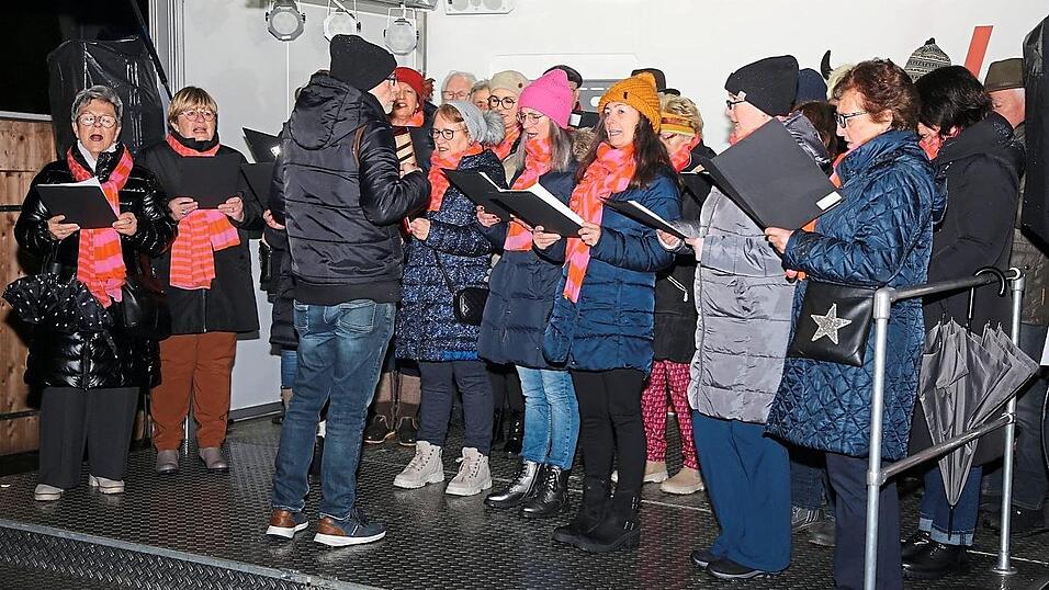 Der „Liederkranz Schierling“ unterhielt am Samstag die Besucher. Der „Liederkranz Schierling“ unterhielt am Samstag die Besucher.