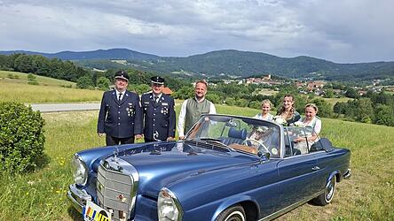 B&uuml;rgermeister Michael Reitberger (M.) chauffierte Mostk&ouml;nigin Tina I sowie ihre Mostprinzessinnen Magdalena (r.) und Johanna im Mercedes Oldtimer. Mit dabei die Vertreter des Hauptorganisators des Mostfestes, der Feuerwehr mit Feuerwehrvorsitzendem Thomas Wurm (v. l.) und Kommandant Ludwig Jacob.