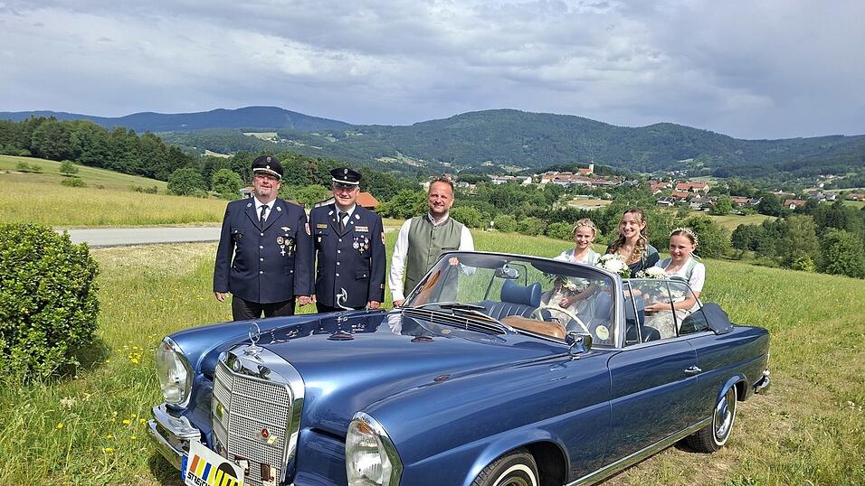 B&uuml;rgermeister Michael Reitberger (M.) chauffierte Mostk&ouml;nigin Tina I sowie ihre Mostprinzessinnen Magdalena (r.) und Johanna im Mercedes Oldtimer. Mit dabei die Vertreter des Hauptorganisators des Mostfestes, der Feuerwehr mit Feuerwehrvorsitzendem Thomas Wurm (v. l.) und Kommandant Ludwig Jacob.