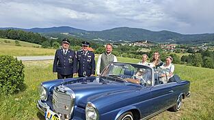 Bürgermeister Michael Reitberger (M.) chauffierte Mostkönigin Tina I sowie ihre Mostprinzessinnen Magdalena (r.) und Johanna im Mercedes Oldtimer. Mit dabei die Vertreter des Hauptorganisators des Mostfestes, der Feuerwehr mit Feuerwehrvorsitzendem Thomas Wurm (v. l.) und Kommandant Ludwig Jacob. Bürgermeister Michael Reitberger (M.) chauffierte Mostkönigin Tina I sowie ihre Mostprinzessinnen Magdalena (r.) und Johanna im Mercedes Oldtimer. Mit dabei die Vertreter des Hauptorganisators des Mostfestes, der Feuerwehr mit Feuerwehrvorsitzendem Thomas Wurm (v. l.) und Kommandant Ludwig Jacob.