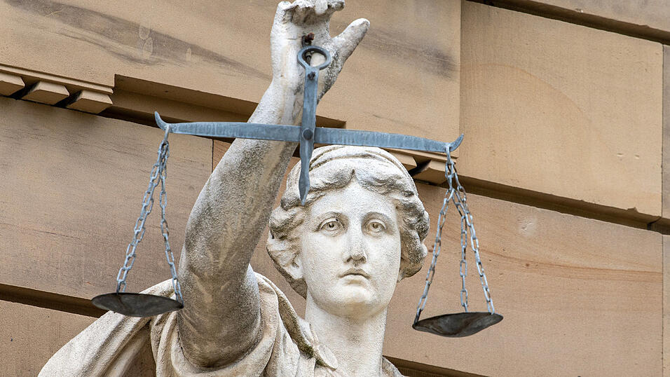 Die Anklage lautete unter anderem auf verbotenen Waffenbesitz. (Symbolfoto) Die Anklage lautete unter anderem auf verbotenen Waffenbesitz. (Symbolfoto)