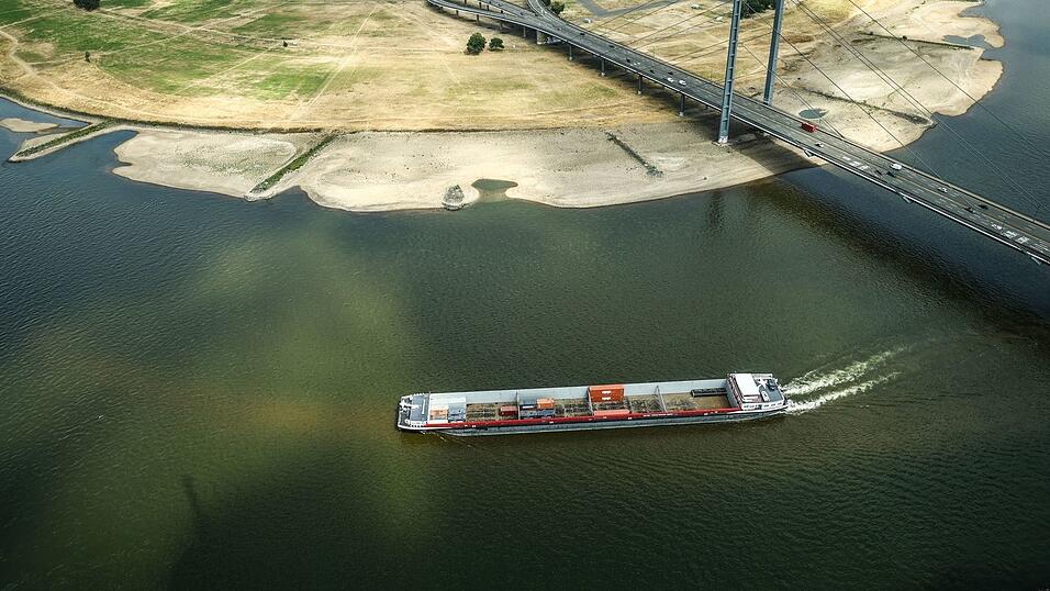 Niedrigwasser in Düsseldorf. Wenn wenig Wasser im Rhein fließt, können die Binnenschiffe auch weniger Ladung transportieren. Niedrigwasser in Düsseldorf. Wenn wenig Wasser im Rhein fließt, können die Binnenschiffe auch weniger Ladung transportieren.