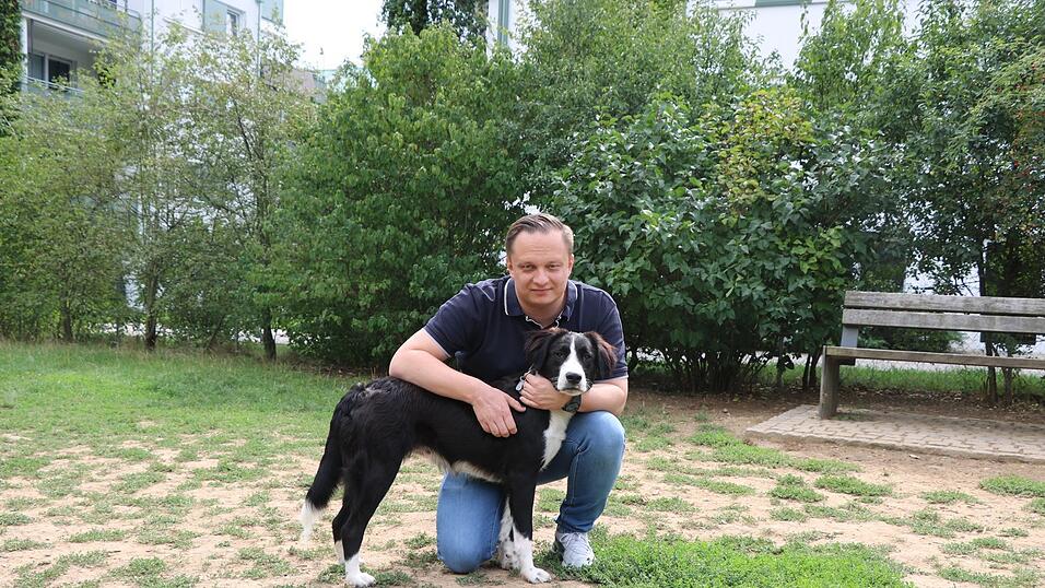 Julian Peppel mit seiner H&uuml;ndin Udine auf der Hundewiese am Galgenberg.