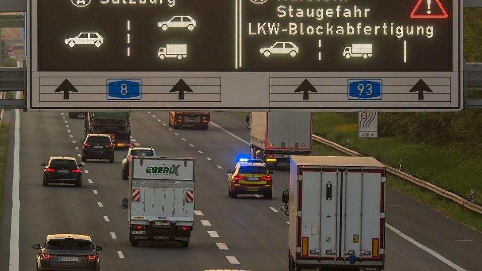 Ein Verkehrsschild mit der Aufschrift 'Kufstein Staugefahr LKW-Blockabfertigung' steht auf der A8. Ein Verkehrsschild mit der Aufschrift 'Kufstein Staugefahr LKW-Blockabfertigung' steht auf der A8.