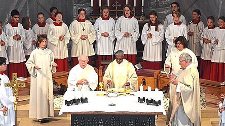 Blick von der Empore der Pfarrkirche zum Altar w&auml;hrend des Gottesdienstes.