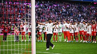 Vincent Kompany geht nach der gewonnenen Meisterschaft aus sich heraus.