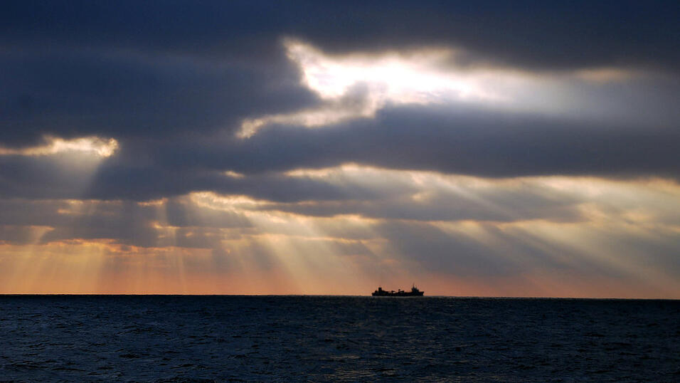 Ein Frachtschiff im Sonnenlicht. Ein Frachtschiff im Sonnenlicht.