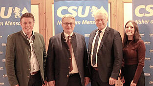 Die Bundestagswahl fest im Blick haben (v. l.) Ewald Seifert, Vorsitzender der CSU-Kreistagsfraktion, MdL Josef Zellmeier, MdB Alois Rainer und stellvertretende Kreisvorsitzende Julia Böckl.