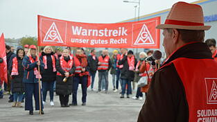 In Straubing beteiligten sich am Montag rund 200 Personen am Warnstreik.